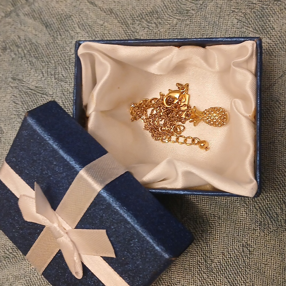 KATE SPADE  Necklace with Pineapple Pendant - Picture 4 of 4